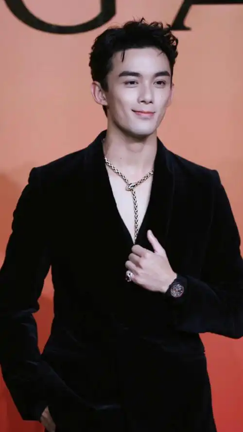 太拼了!吴磊自曝为露出项链剪衣服:品牌要求往下剪开2寸