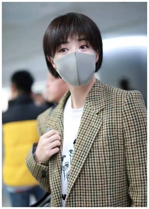 原创剪了短发的蒋欣真嫩穿西装搭配小黑裤又飒又美说她18岁我也信