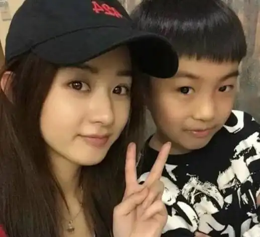 曝赵丽颖冯绍峰复婚男方带娃看秀好温馨曾多次拍到与女方同框