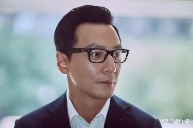 偶遇吴彦祖现身美国奶茶店,胡子邋遢不修边幅,佝偻腰老态明显