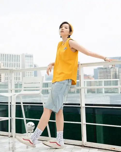 李斯丹妮为了证明腿不粗,非要穿"石膏袜",看清效果网友崩溃了_岳云鹏