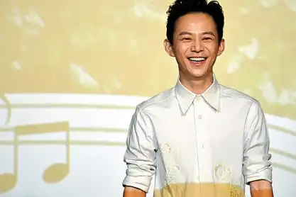 何炅大方晒情人节礼物,居然和李冰冰的一样!这样礼物你想要吗?