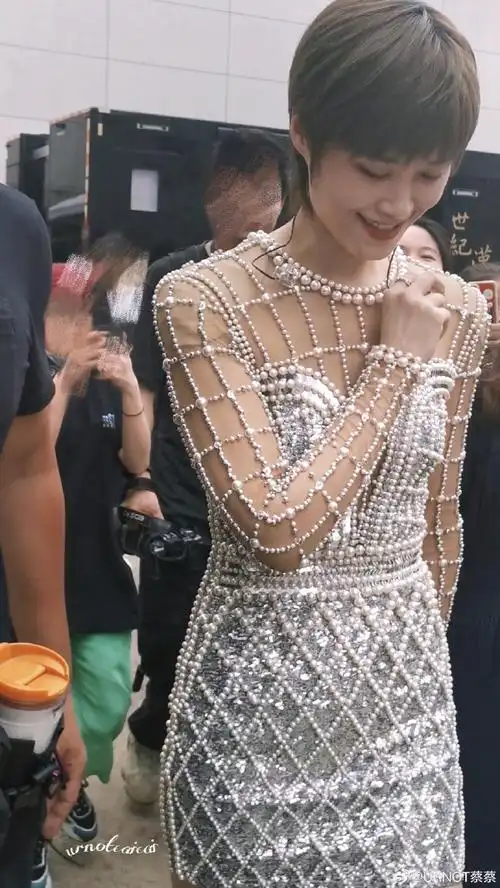 央视818晚会全阵容##李宇春珍珠网短裙##李宇春珍珠镂空裙##李宇春新