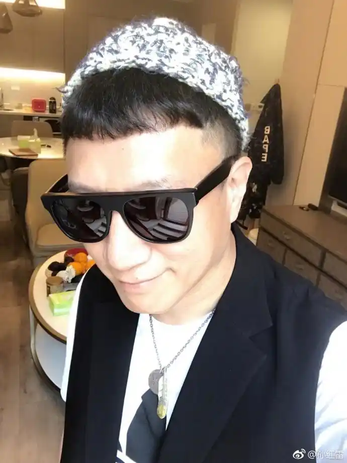 3月2日,孙红雷[微博]在微博晒自拍称狗年转发本梗并赞扬美貌即可获得