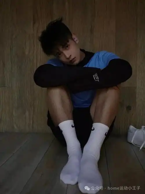 黑皮白袜体育生诱惑力100分