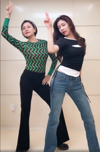 妈妈你真好看难怪能养出明星女儿妈妈们的穿搭一点都不输闺女