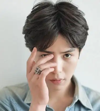 复古的男生中分发型男生帅气阳光的中分发型