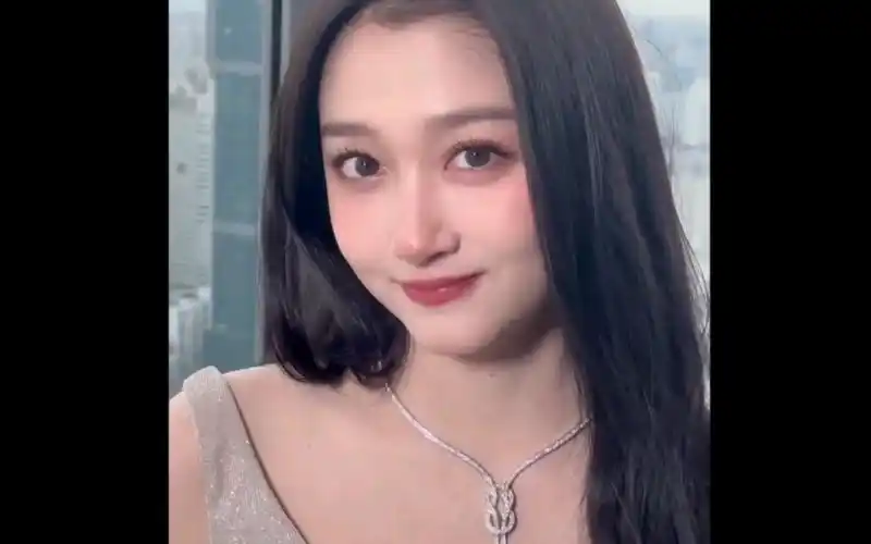 关晓彤香槟色水光裙仙气飘飘