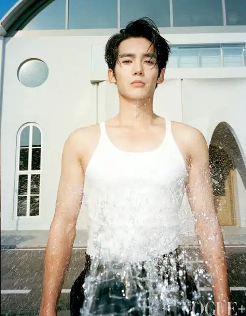 这可能是于适走红以来拍的最好看的一组片子.