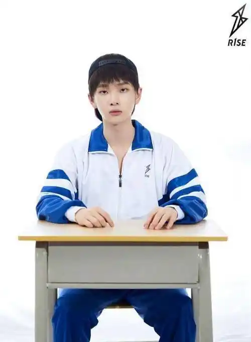 rise全员穿校服,他们就像11位风格迥异的校草,悄然走进你的心!