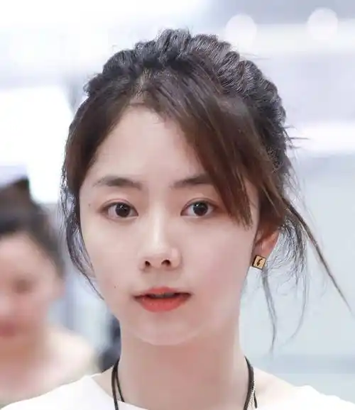 爱美之心,人皆有之,谭松韵出镜不化妆,李沁体重不超过92斤_小时候