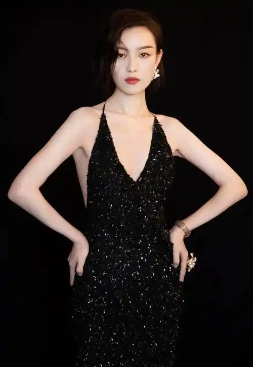 倪妮走红毯真放得开一袭吊带裙美成焦点一般人驾驭不了