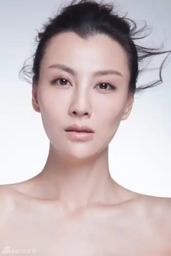 江易珈杂志大片曝光_中国女明星素净裸妆显亲和(6)