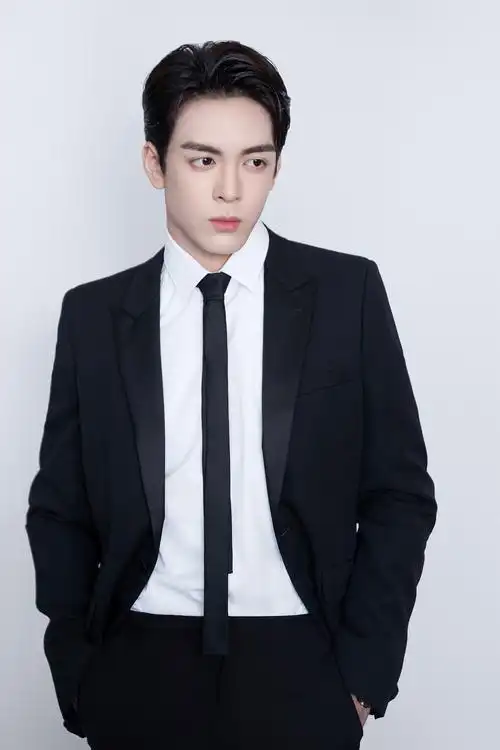 曾舜晞出席金鸡奖开幕式02倾情献唱彰显青年力量