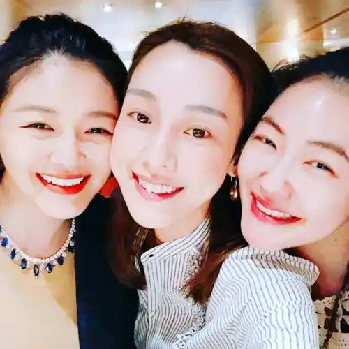 范玮琪为小s庆生 晒与其和大s三人亲密贴脸合照