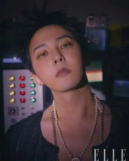 更新配文:#ad  @ellekorea @chanelofficial#权志龙  #权志龙ins更新