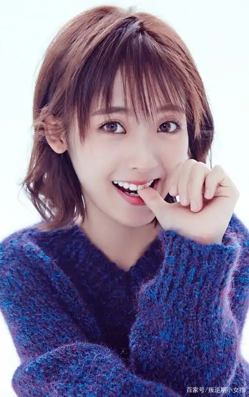 94年出生的邢菲,清纯靓丽的造型,给人一种非常少女范的感觉!