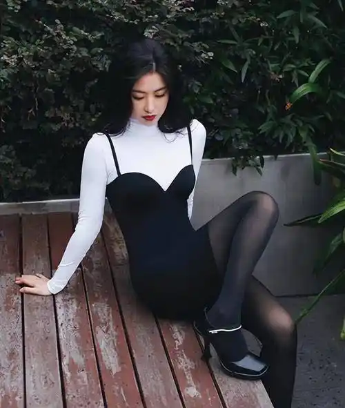 有一种"性感"的服装叫朱珠,不低胸,露腿,他骨子里有一种特殊的风格