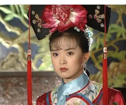 《还珠格格》这部电视剧让王艳声名鹊起,她饰演的晴格格深深地印在