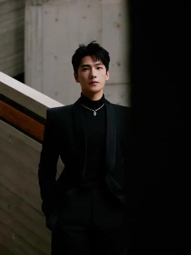 栩栩华生时尚文化大赏#杨洋一身黑色西服出席活动,每一帧都是大片,帅