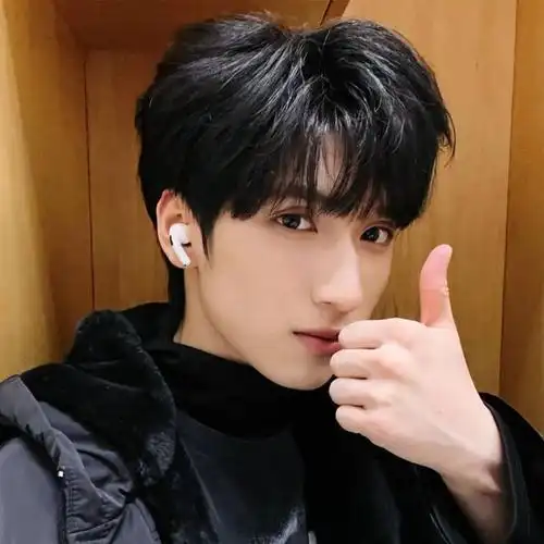 严浩翔搞笑头像高清