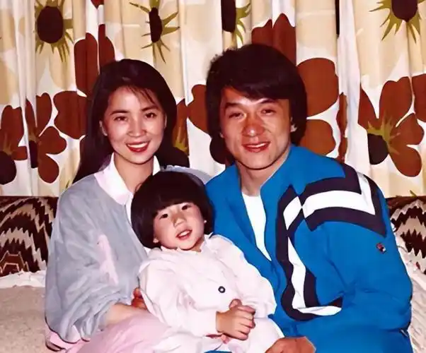 白发,眼神无光,成龙现状令人唏嘘,但还有更糟糕的事情正在发生