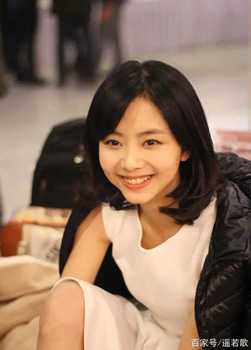 这组图是谭松韵早期的照片,她的甜美是天生的