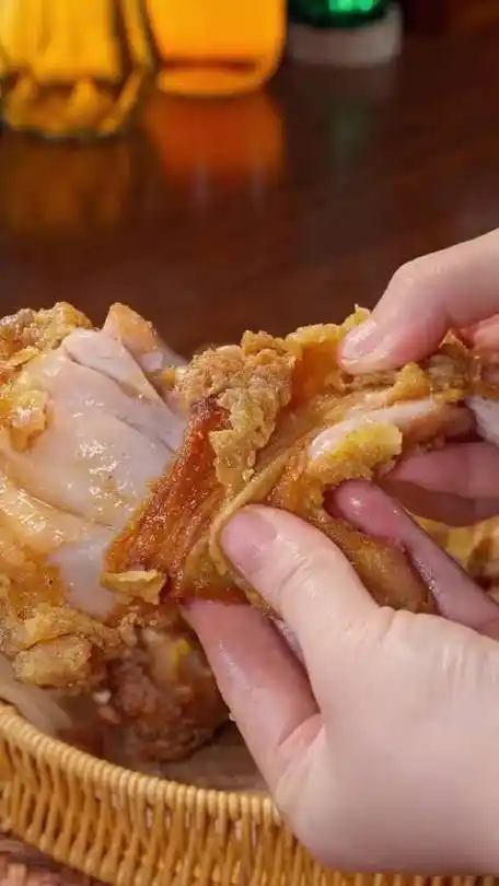 很多人喜欢去外面吃炸鸡腿,其实在家做也很简单!