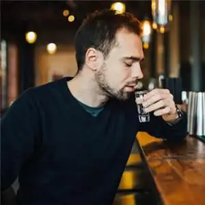 喝酒的头像男生英俊的帅气欧美在酒吧的图片