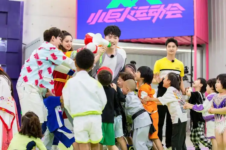 芒果tv《小巨人运动会》今日开播 陈立农跳高惊呆刘翔