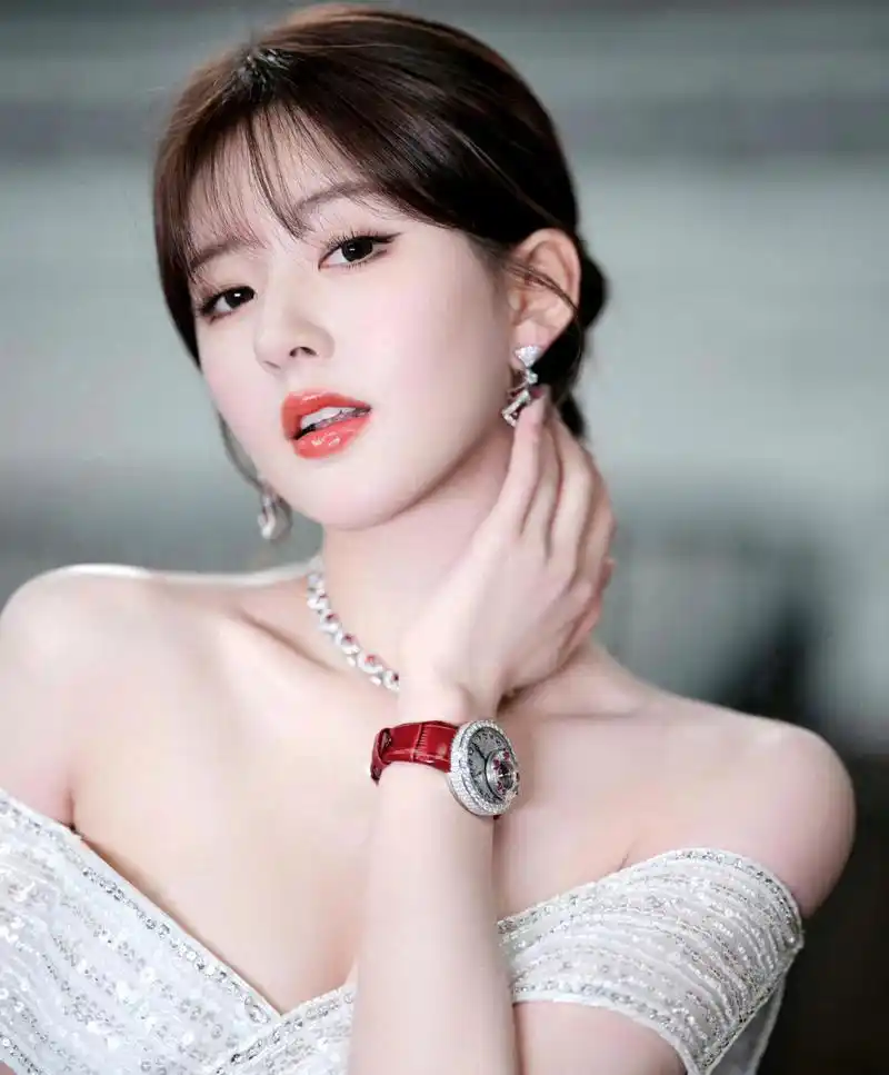 赵露思好美,赵露思亮相宝格丽上海活动,璀璨露肩礼服的明艳美人一枚