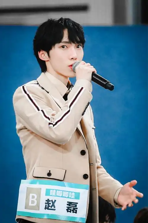 赵磊别回头就向前奔