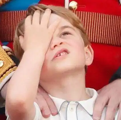 乔治小王子8岁啦发型没变过的他从表情包男孩变成了小大人