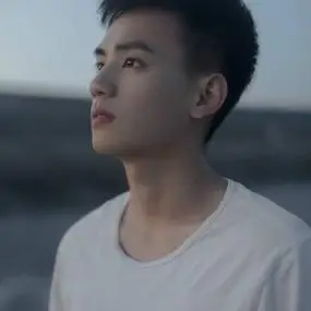 头像男清新自然高清 洋溢着青春的清新阳光少年_男生头像_520头像网