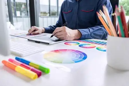 男性创意平面设计师,从事色彩选择和合作照片