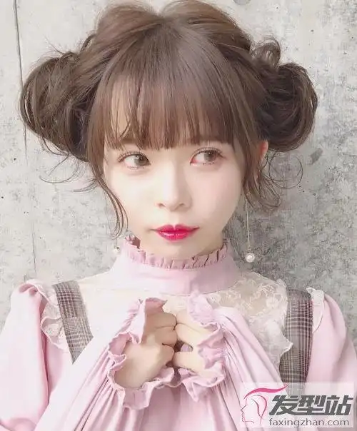 女生头发怎么扎显年轻甜美双丸子头发型元气十足