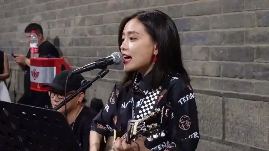 西安第一美女主唱韩小九,一首《爱要坦荡荡》把哥哥们拿捏的死死的