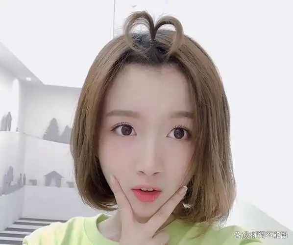 张雨绮接替谢娜的位置参与主持《快乐大本营》(简称快本),她以言北