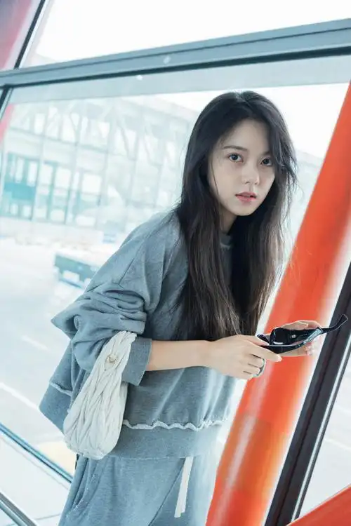 #赵今麦出发巴黎时装周#