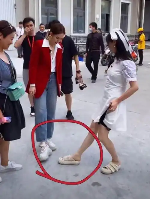 偶遇杨超越戚薇录节目两人现场比脚大离开滤镜身材亮了