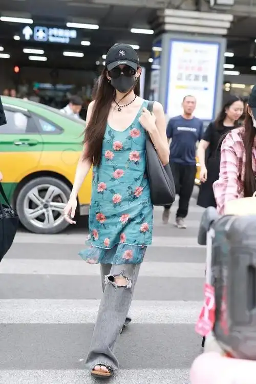 恨不得马上拥有肯豆的一身skims,秀孕肚的海狸还是很爱穿乐福鞋啊!