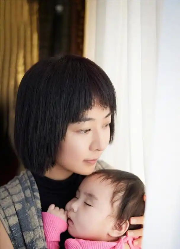 王珞丹:享受单身生活 王珞丹元宵节晒全家福,家人团聚,王珞丹目前一人