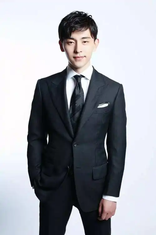 人气男演员邓伦都有哪些帅气的穿搭造型
