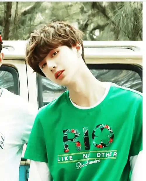 520说love,王一博,你以为你臭屁起来,我们就不爱你啦_少年_绿色_样子