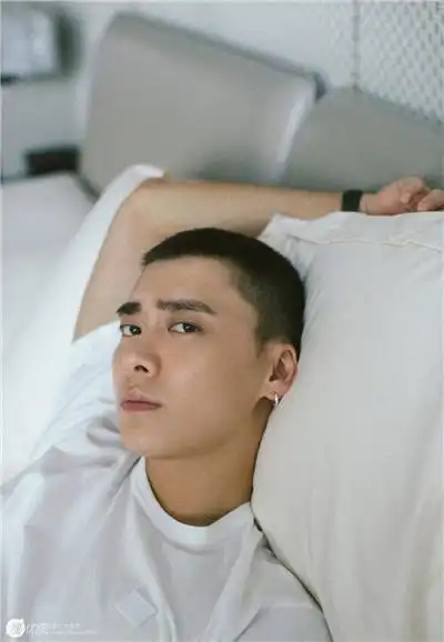清爽帅气的小平头,明星型男李易峰平头造型搭西装超有型