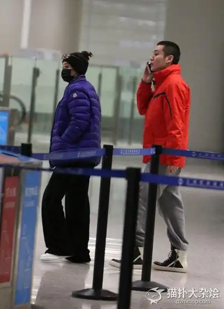 宁静与小11岁男友现身 穿着臃肿小腹微凸(图)