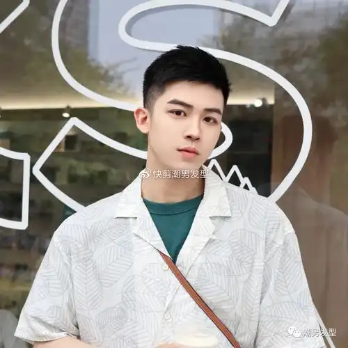图片男生在夏季剪这款发型特别清爽减龄,也是今年夏季比较火的一款