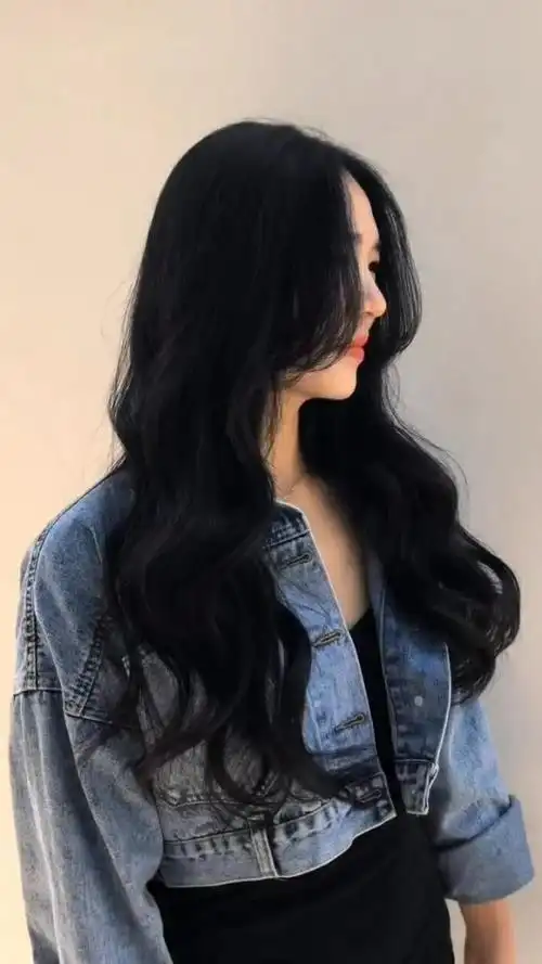 黑色大波浪卷搭配八字刘海,时尚又好看的发型