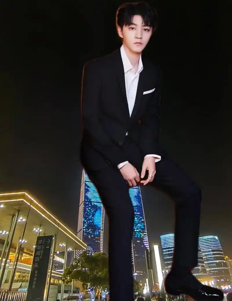 快看凯凯的新裤子.#王俊凯 超酷的 显腿长#西装杀  给我焊 - 抖音