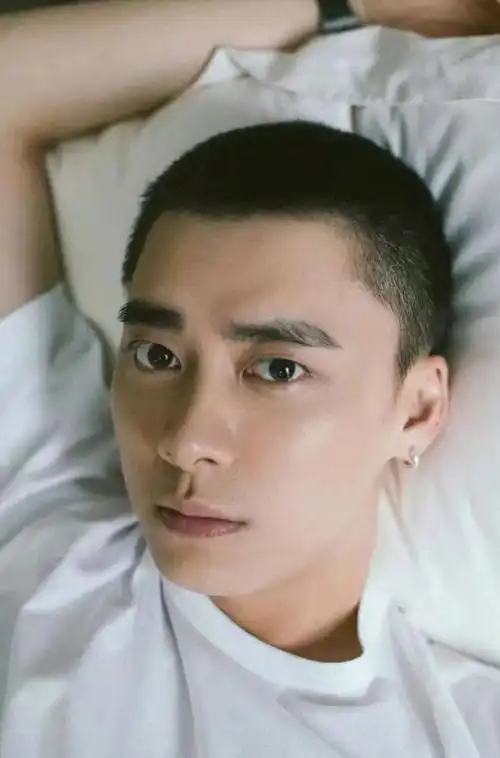 男明星的寸头适配度|型男|发型|花衬衫|墨镜|西装_网易订阅